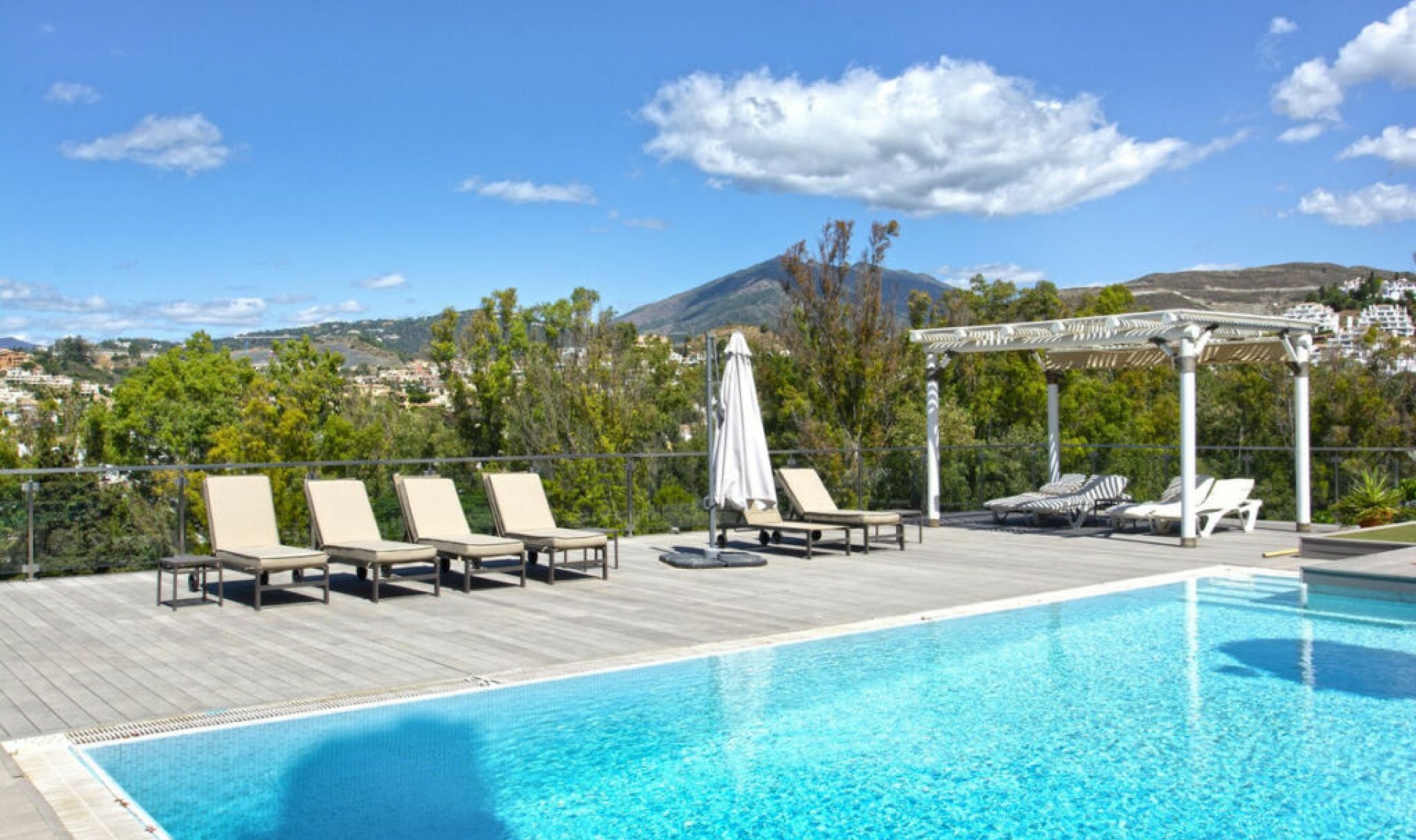 Resale - House -
Marbella