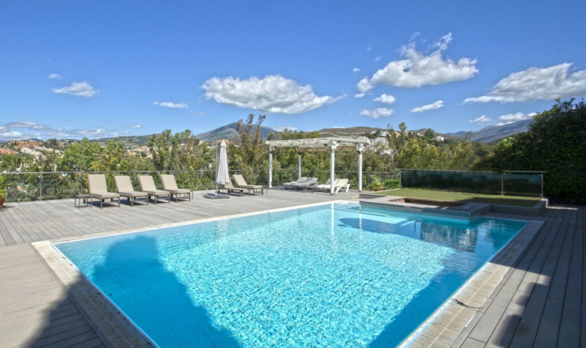 Resale - House -
Marbella