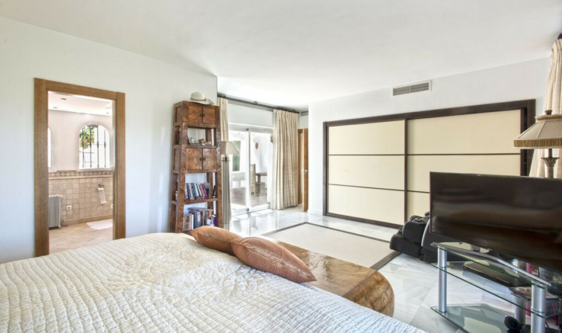 Resale - House -
Marbella