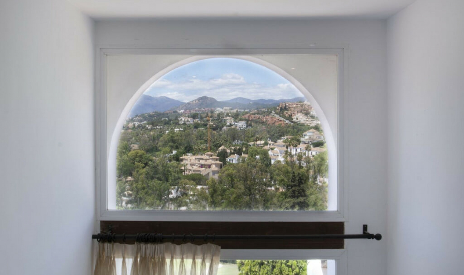 Resale - House -
Marbella