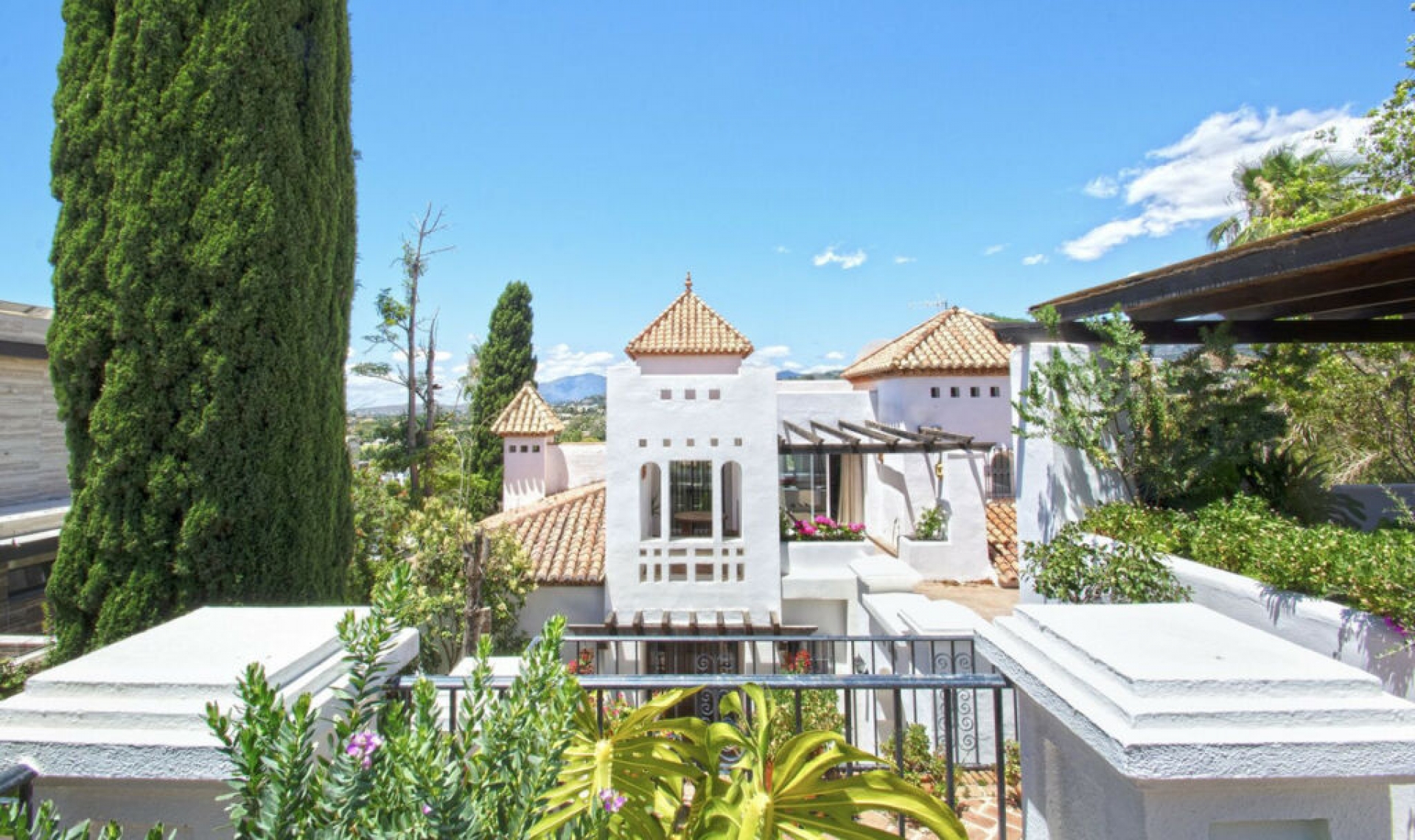 Resale - House -
Marbella