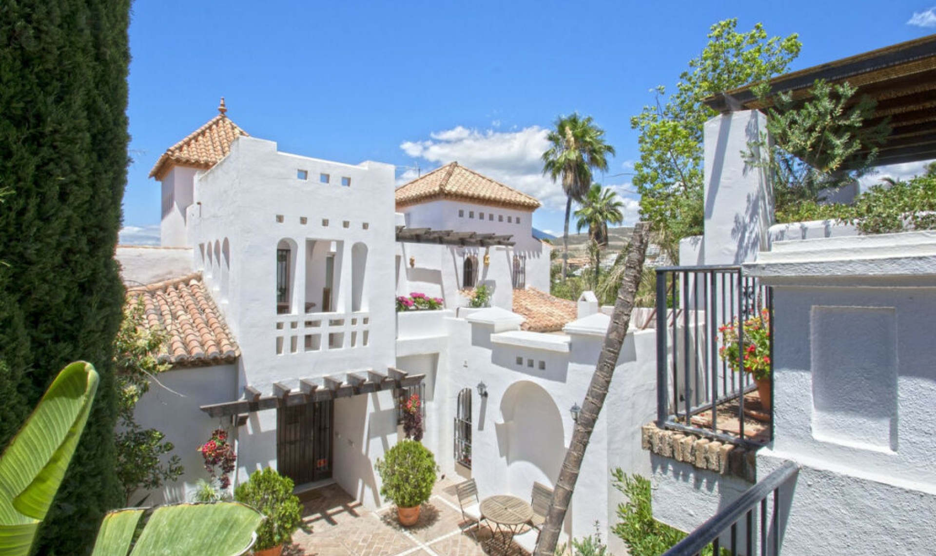 Resale - House -
Marbella