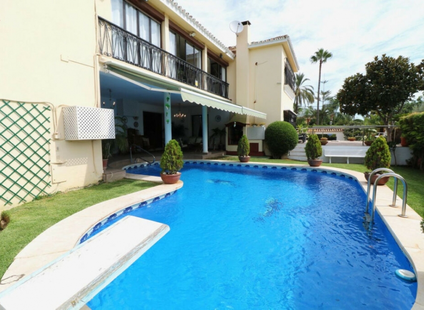 Resale - House -
Marbella