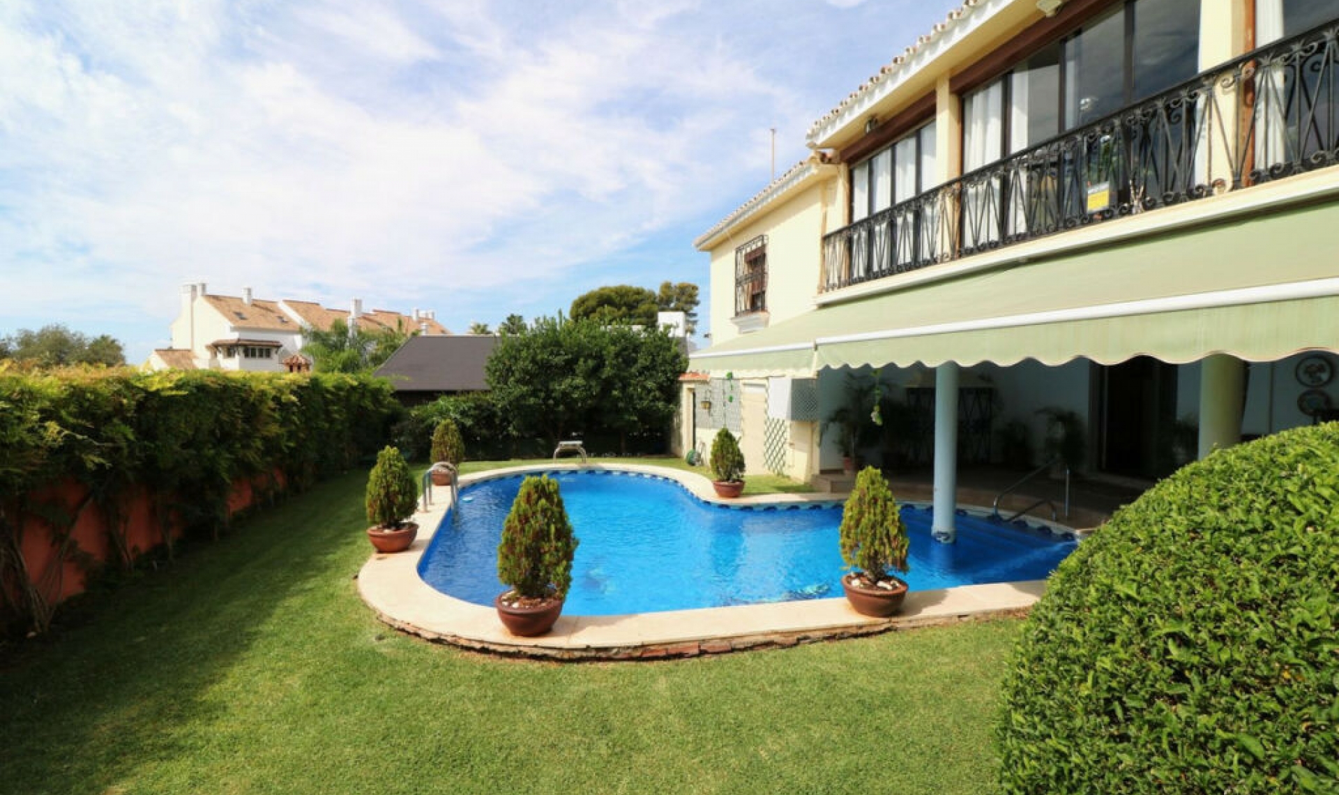 Resale - House -
Marbella