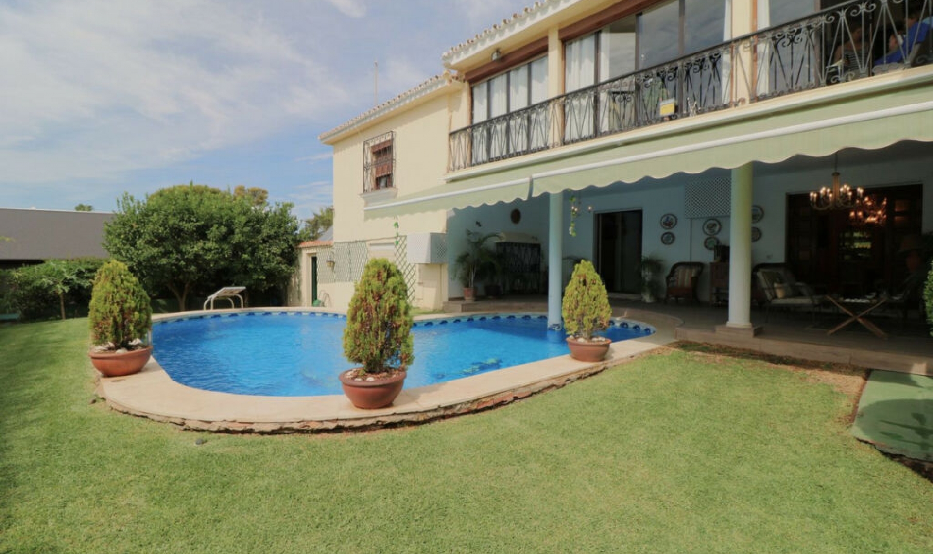 Resale - House -
Marbella