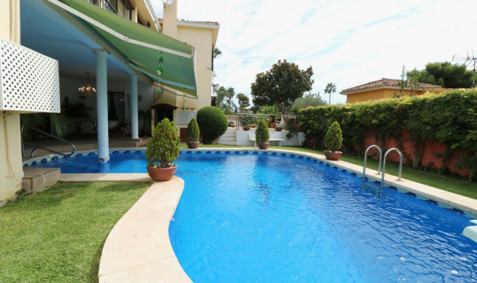 Resale - House -
Marbella