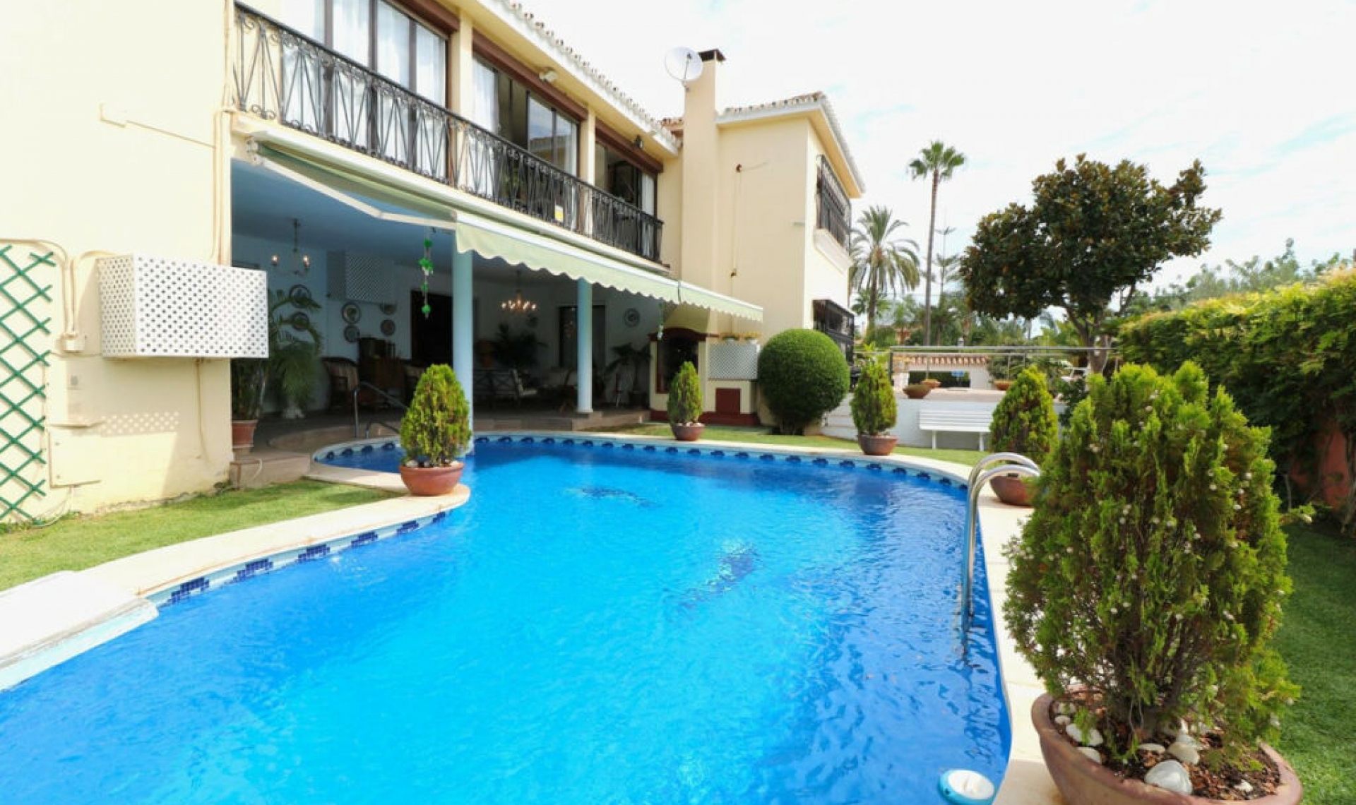 Resale - House -
Marbella