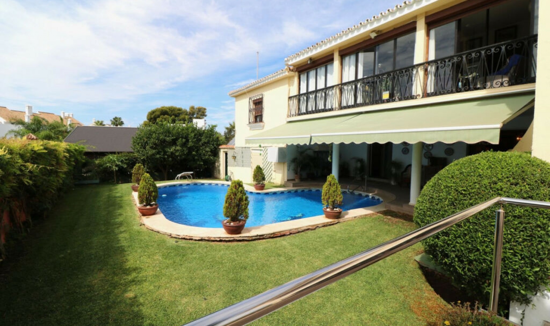 Resale - House -
Marbella
