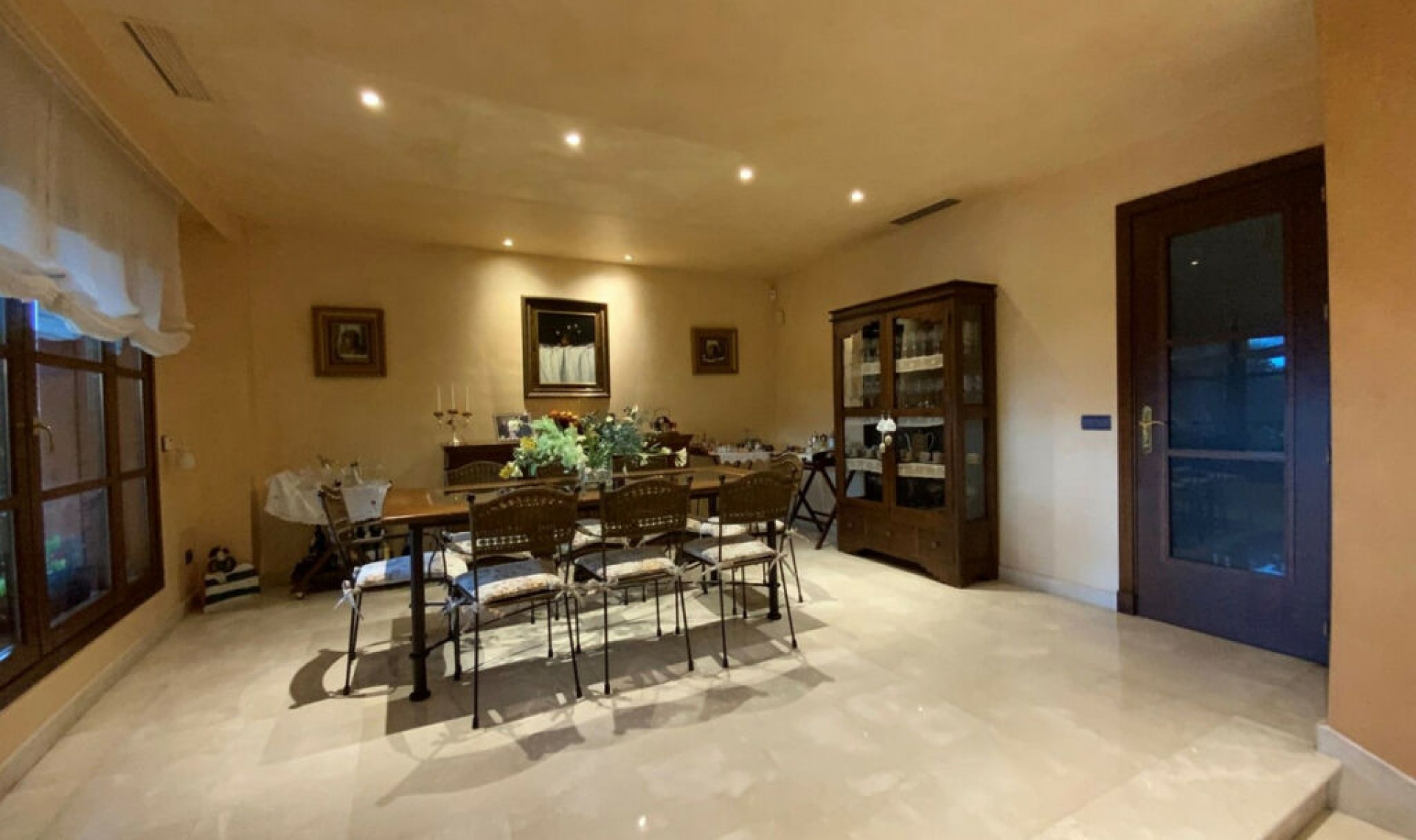 Resale - House -
Marbella