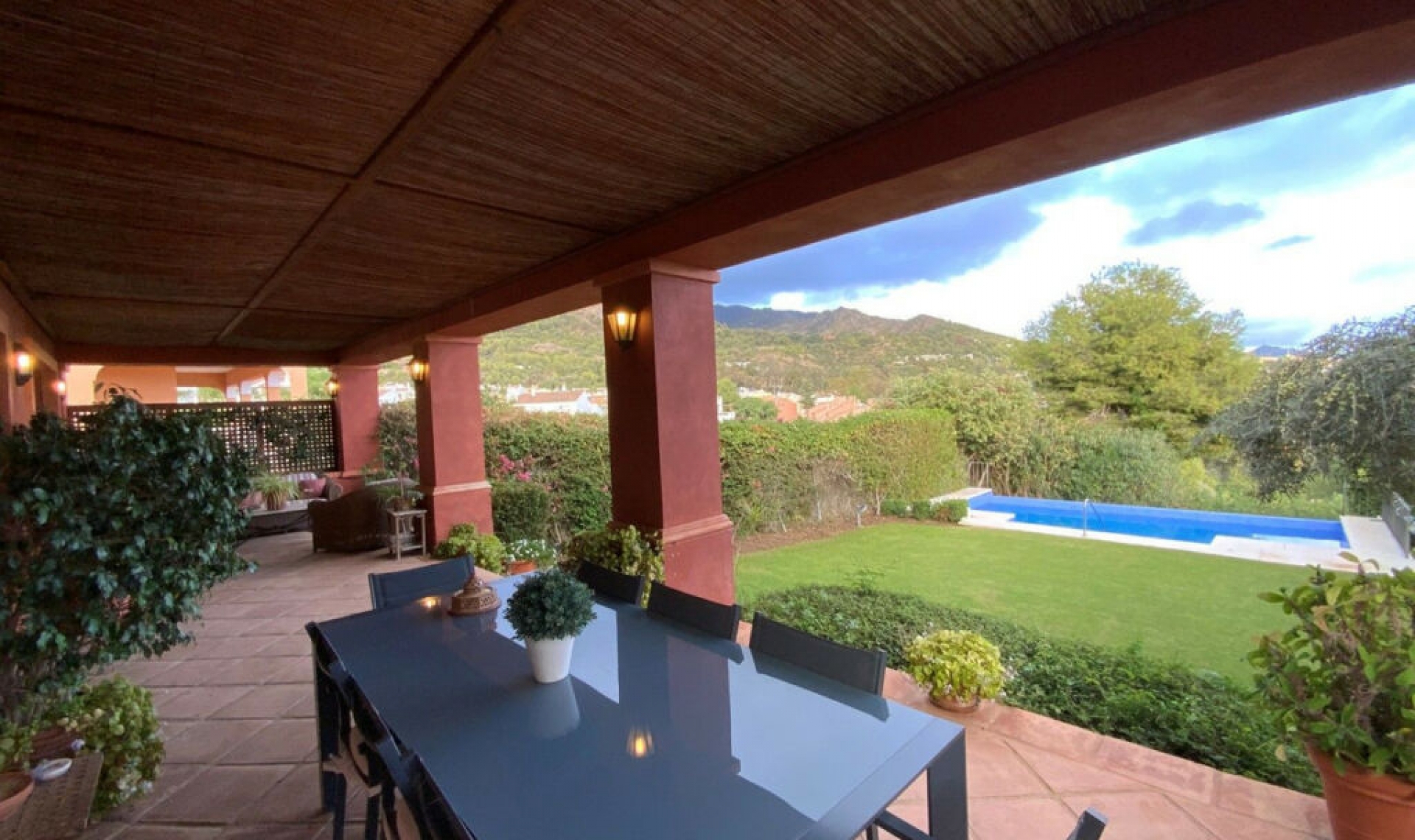 Resale - House -
Marbella