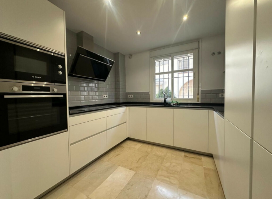 Resale - House -
Marbella