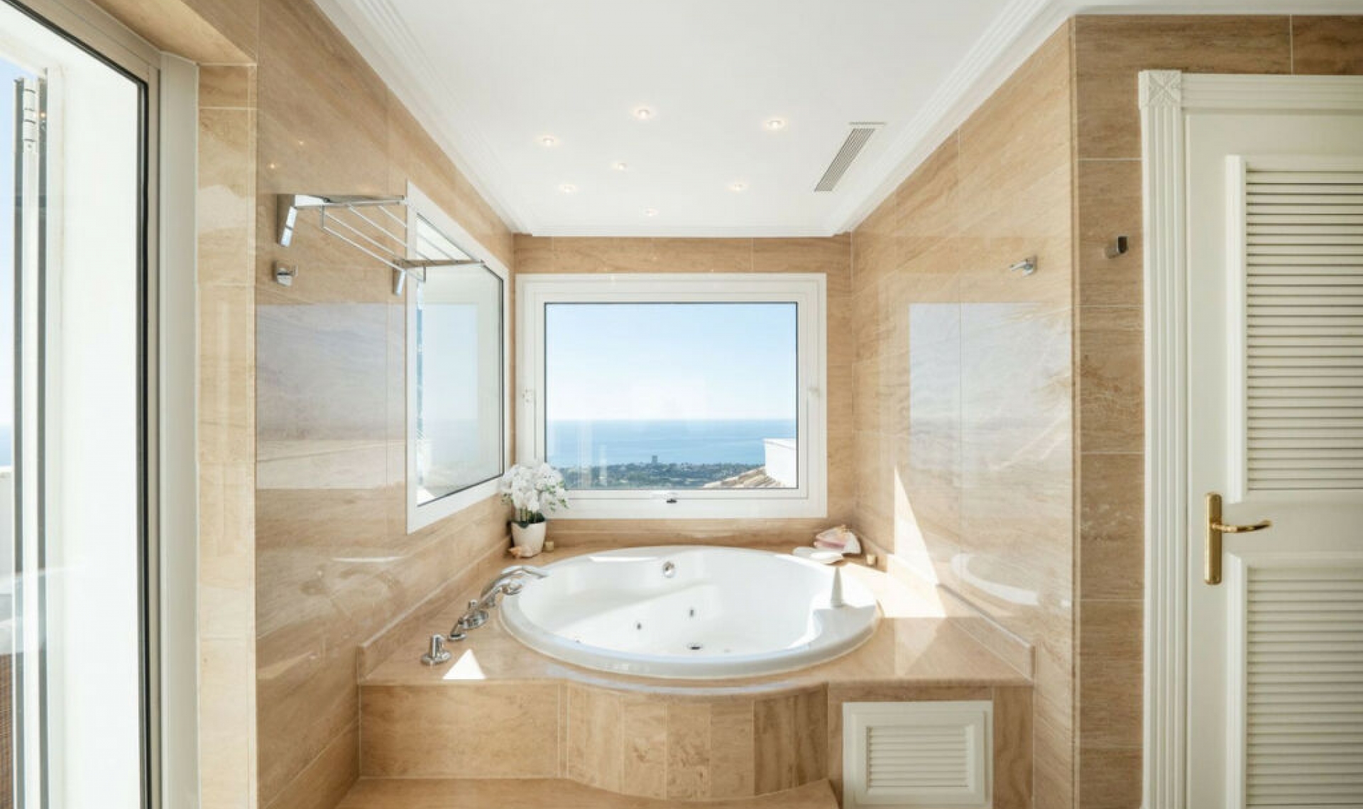 Resale - House -
Marbella