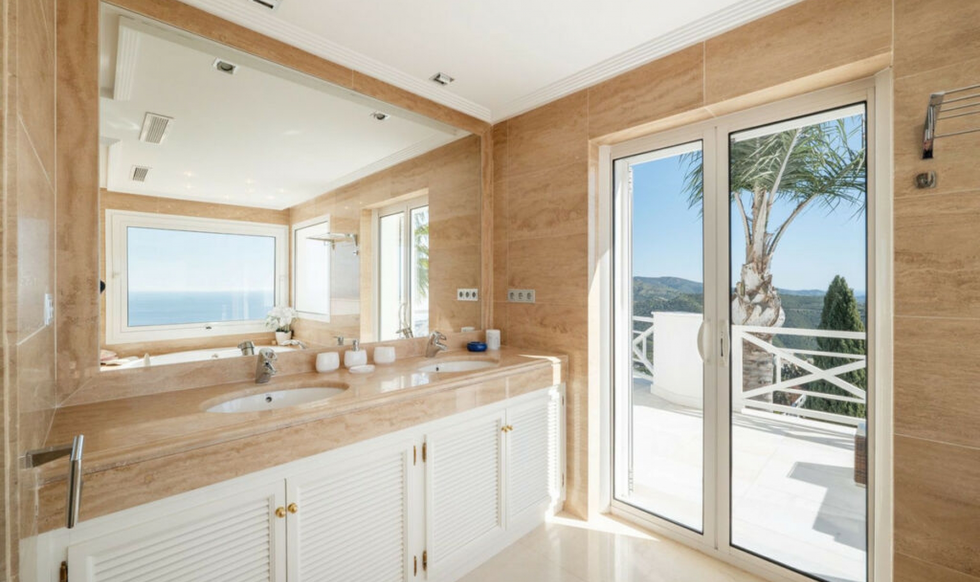 Resale - House -
Marbella