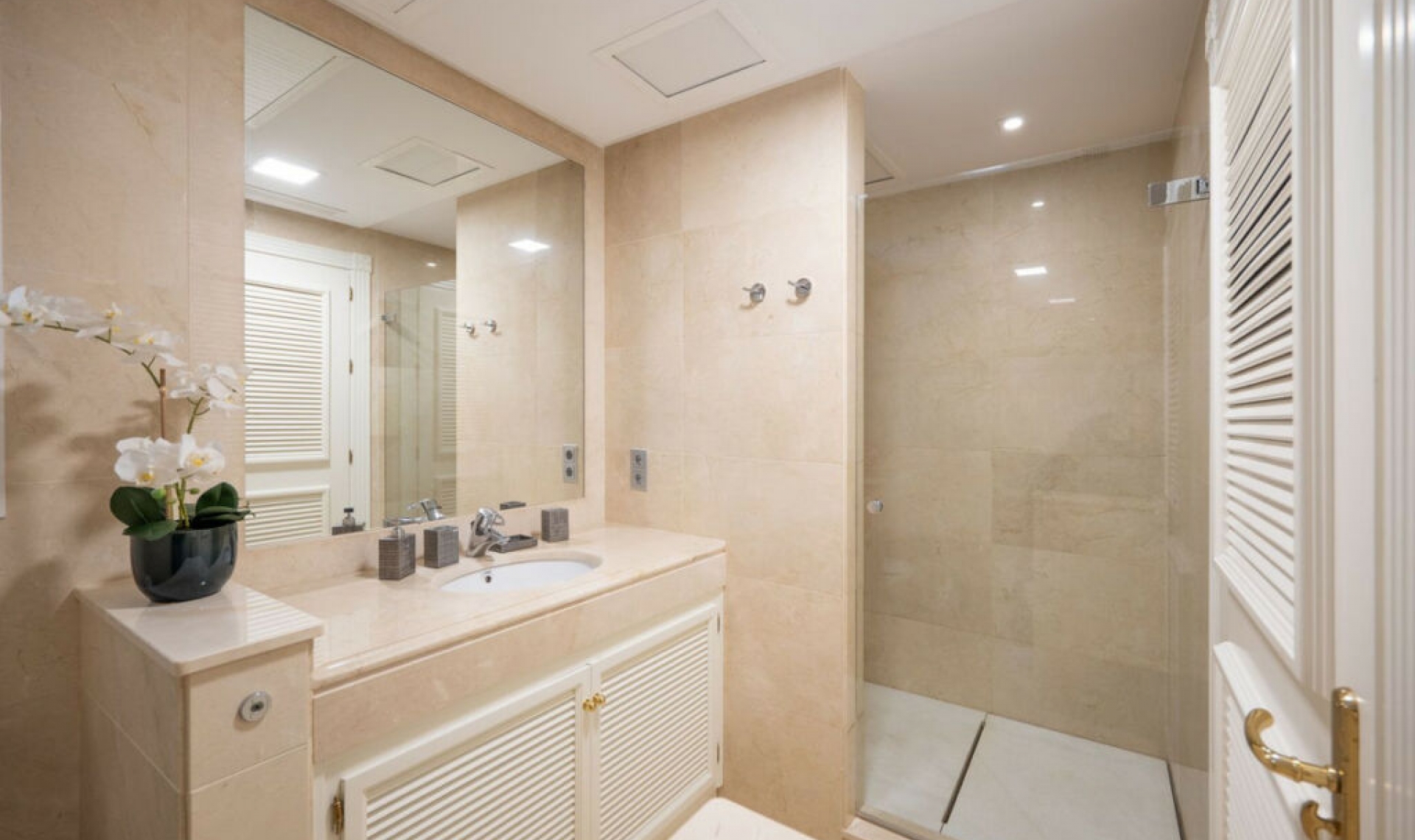 Resale - House -
Marbella