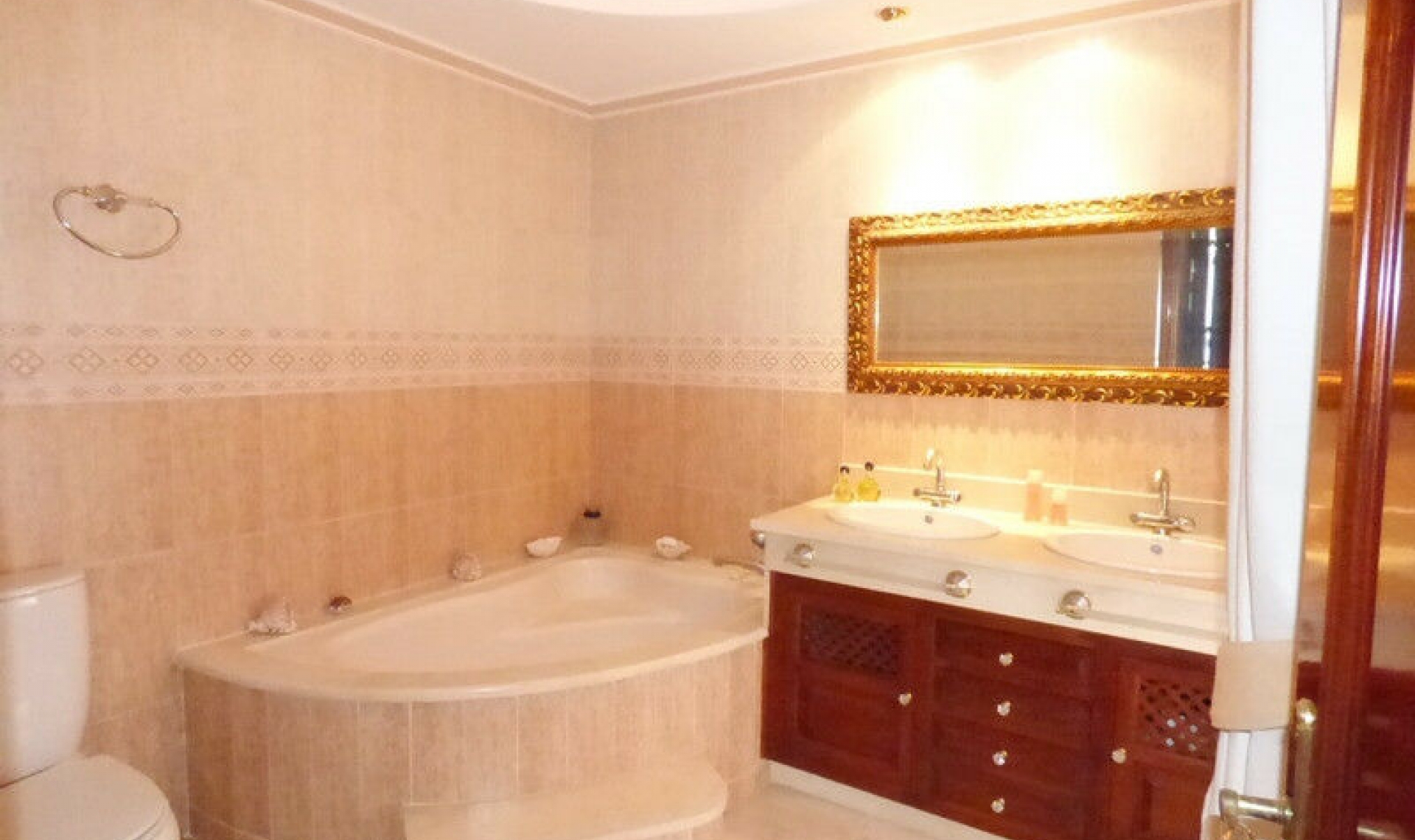 Resale - House -
Marbella