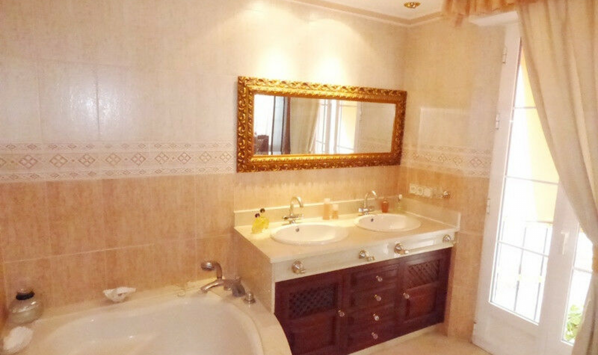 Resale - House -
Marbella