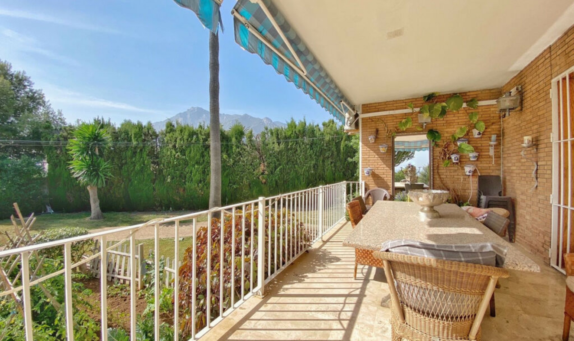 Resale - House -
Marbella