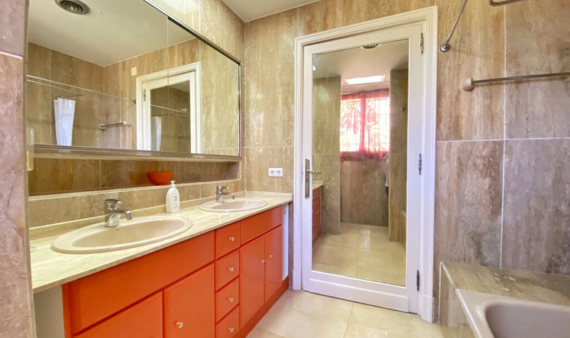 Resale - House -
Marbella