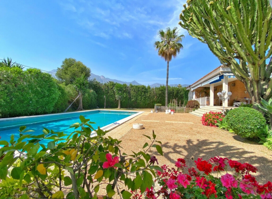 Resale - House -
Marbella