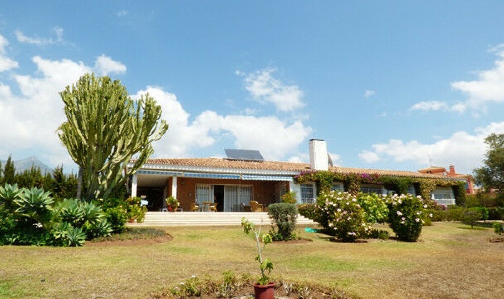 Resale - House -
Marbella