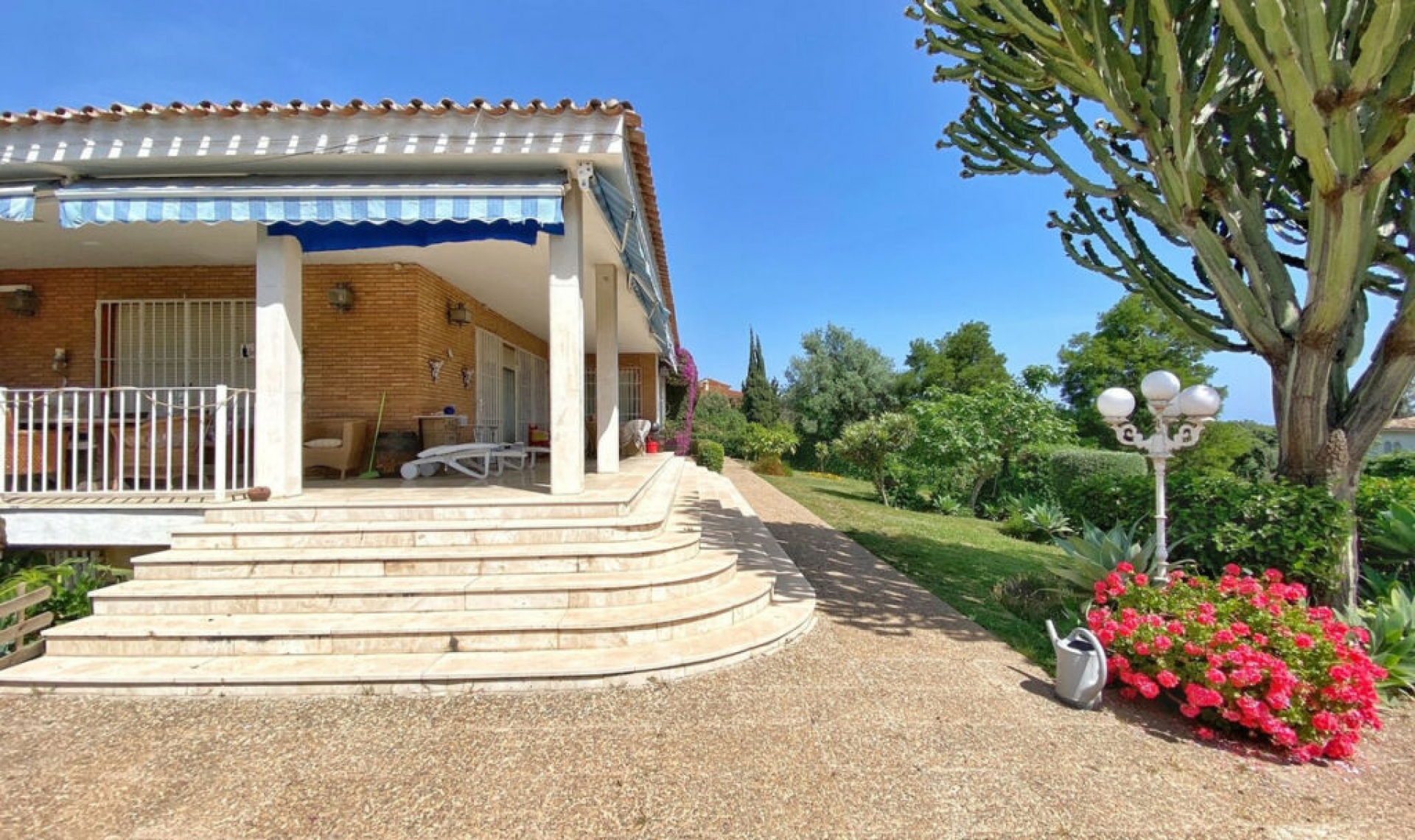 Resale - House -
Marbella