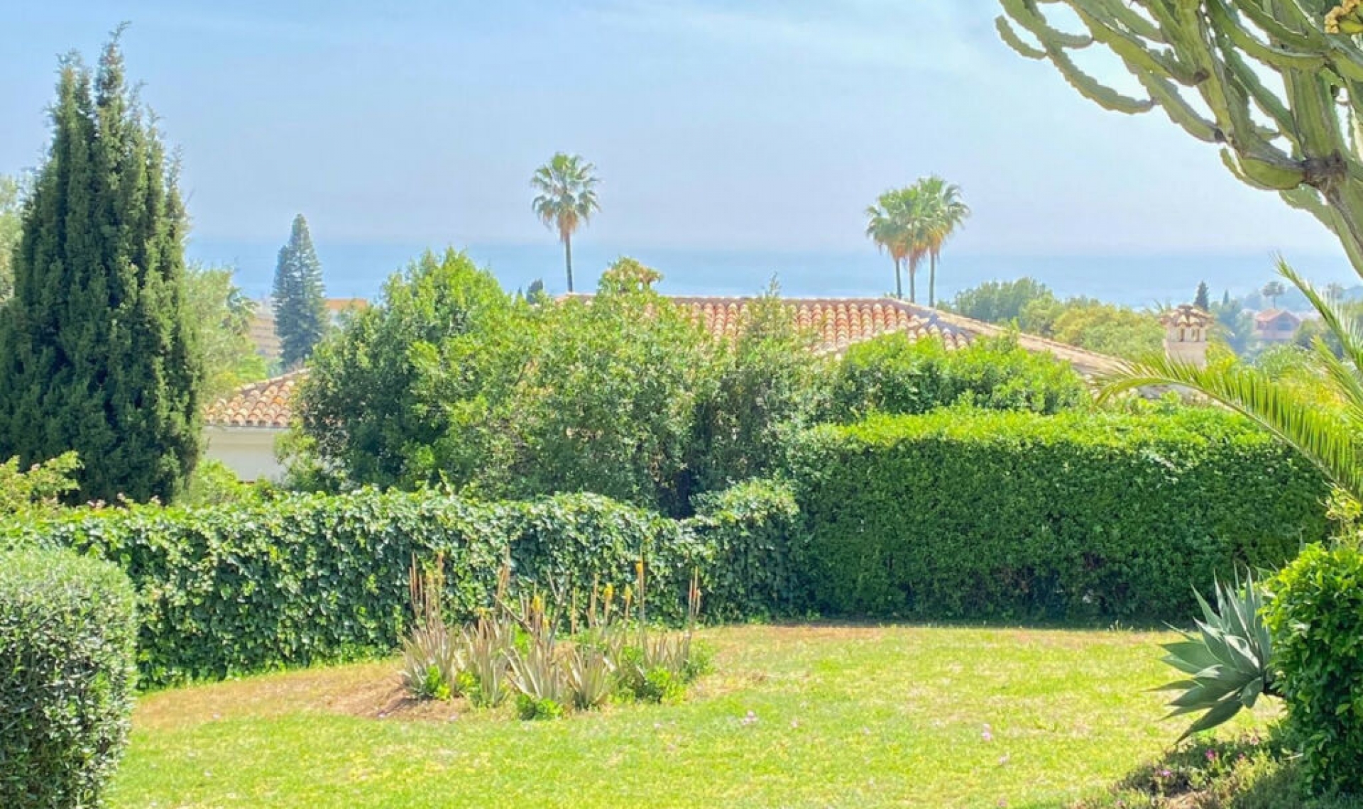 Resale - House -
Marbella