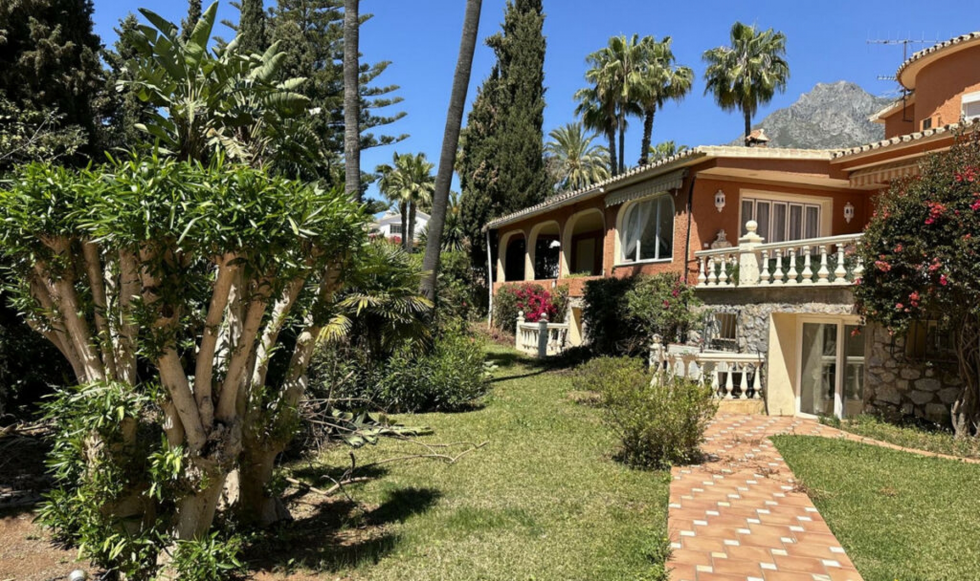 Resale - House -
Marbella
