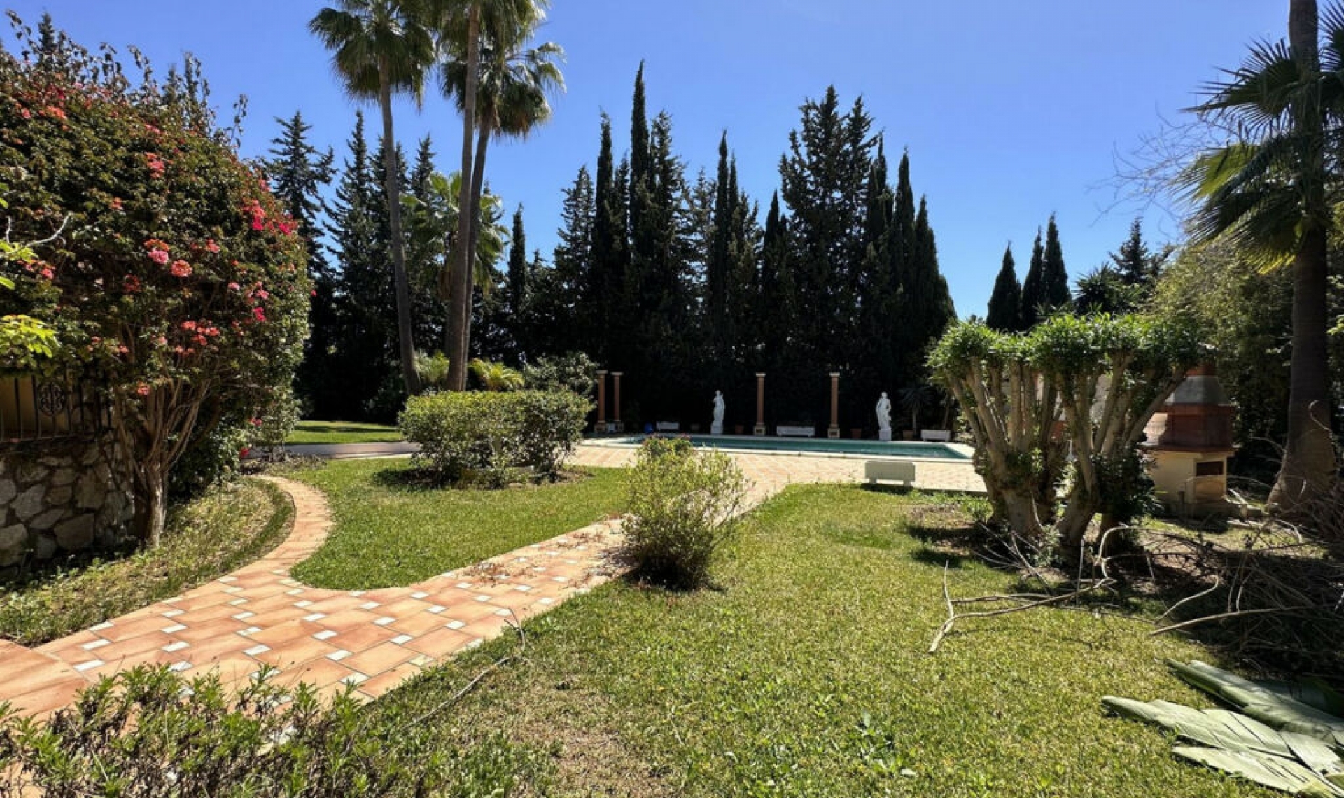 Resale - House -
Marbella