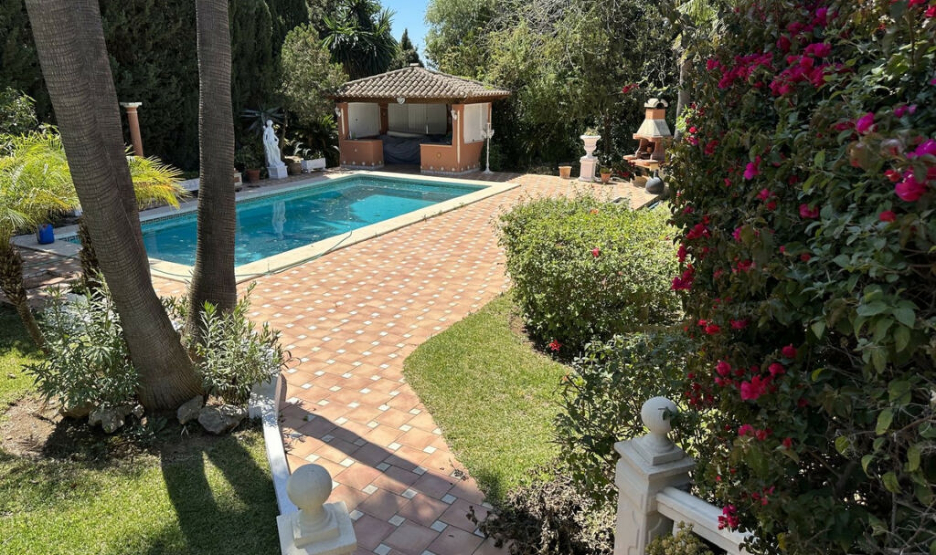 Resale - House -
Marbella