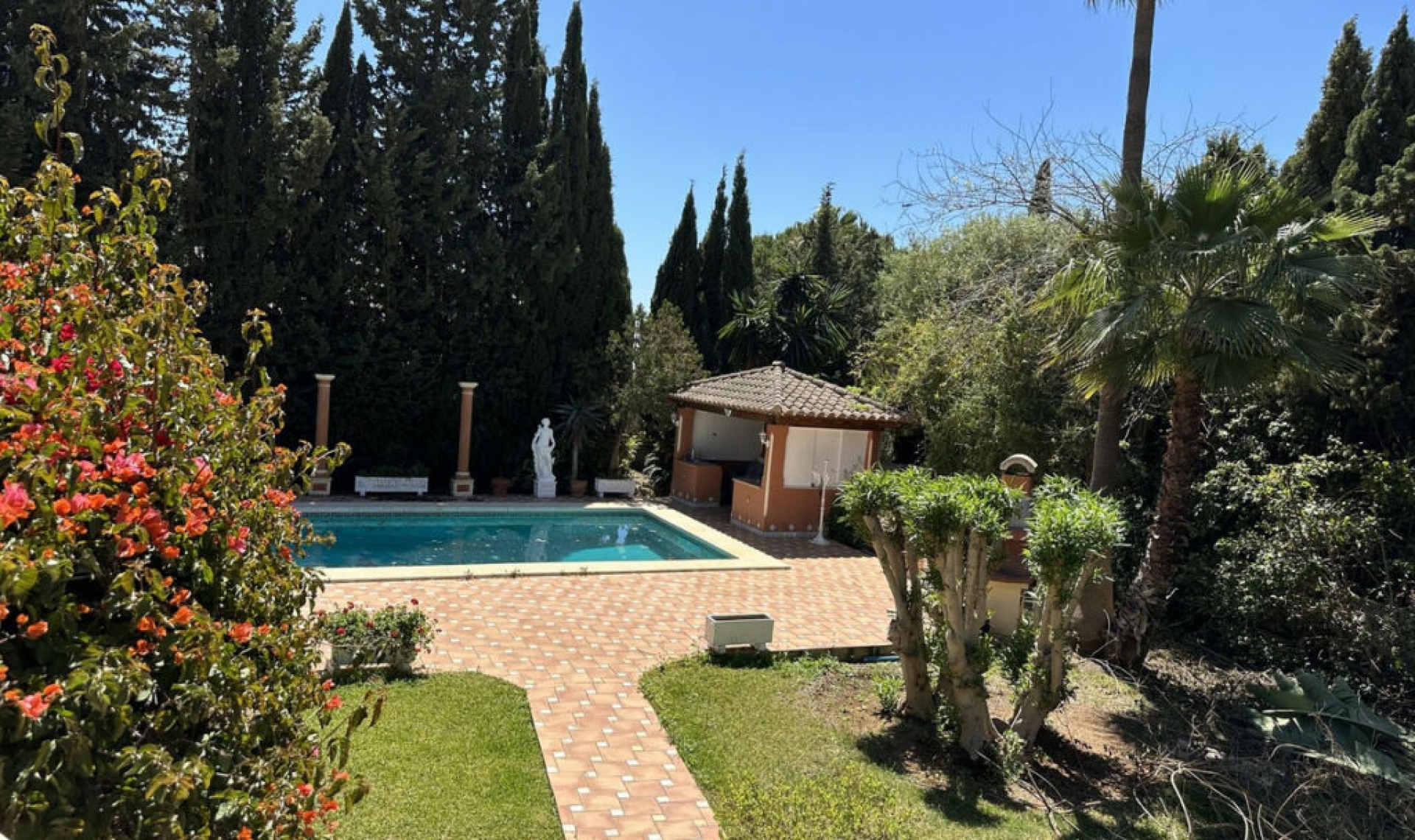 Resale - House -
Marbella