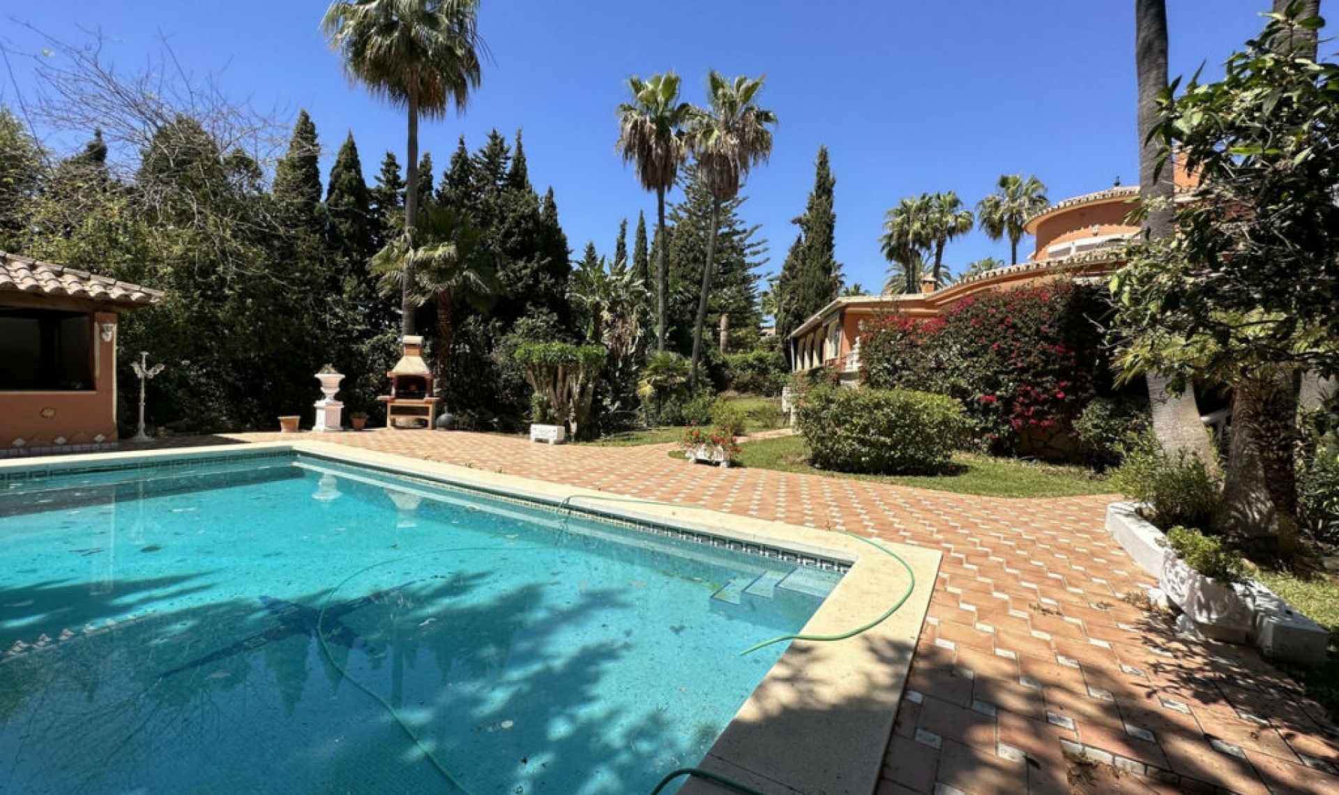 Resale - House -
Marbella
