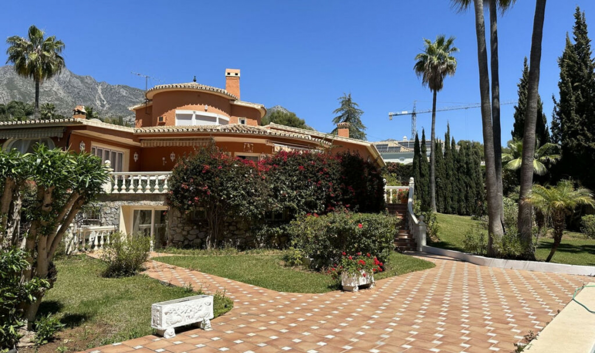 Resale - House -
Marbella
