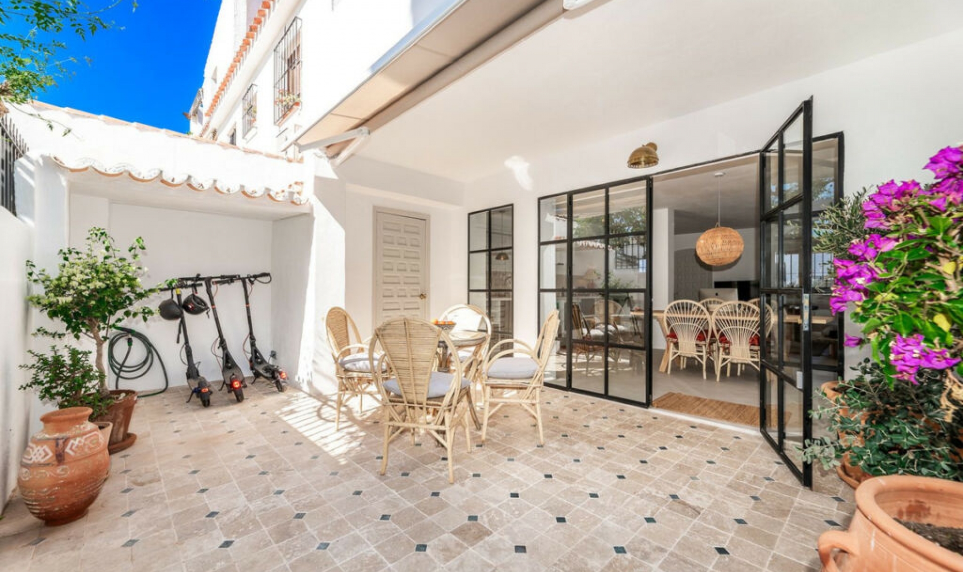 Resale - House -
Marbella