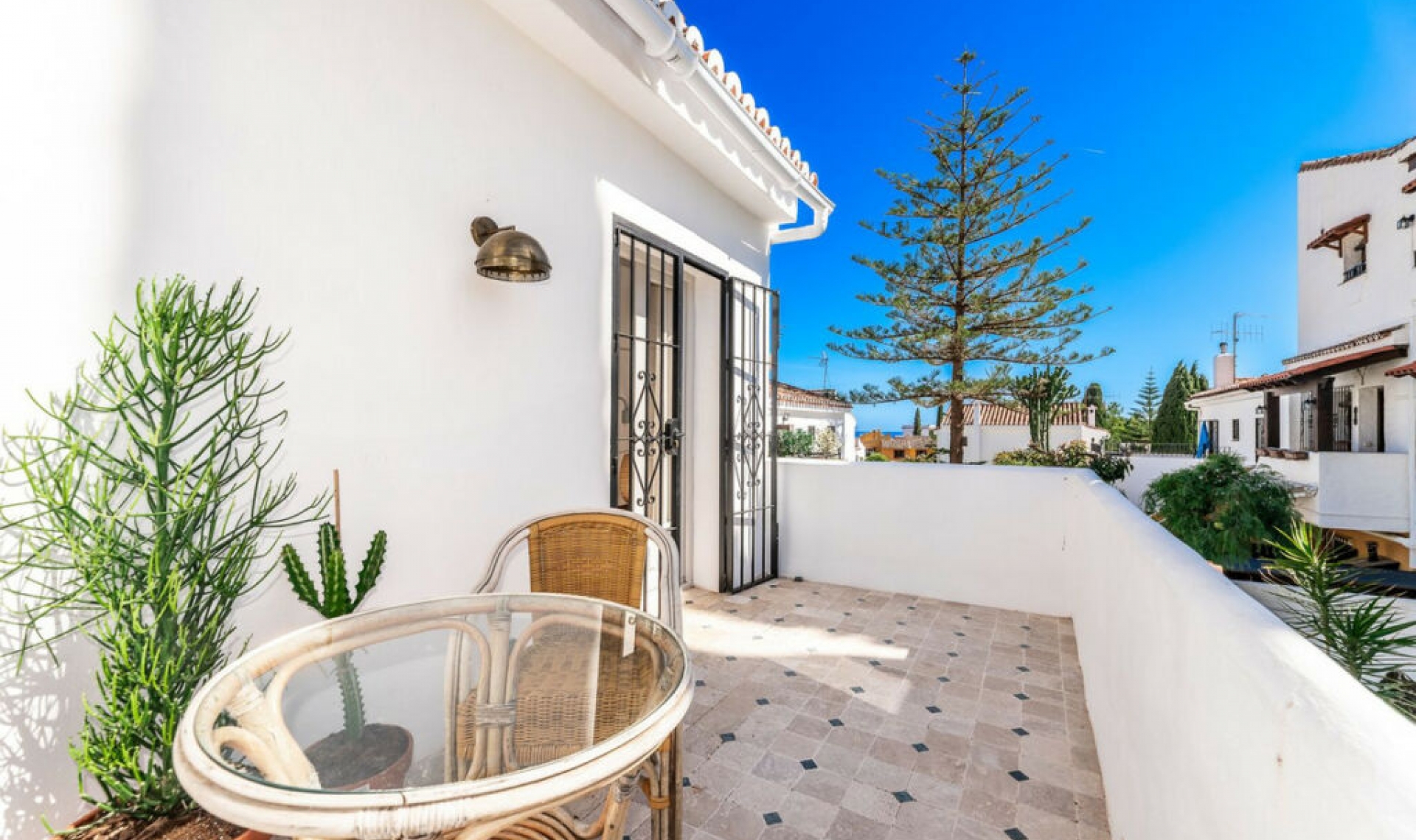 Resale - House -
Marbella