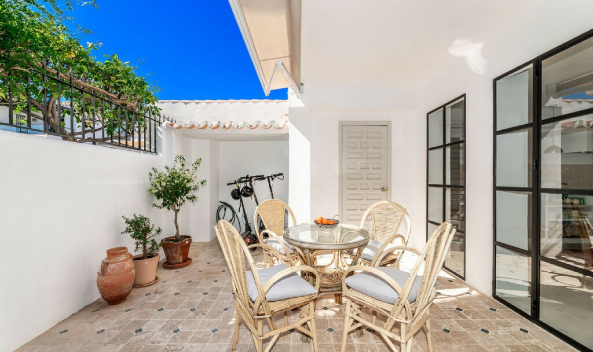 Resale - House -
Marbella
