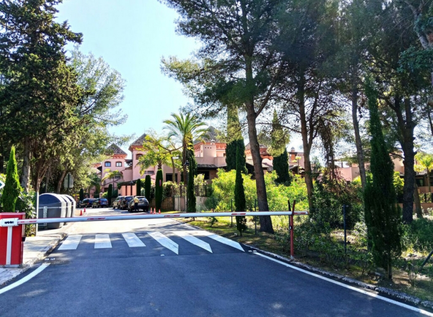 Resale - House -
Marbella