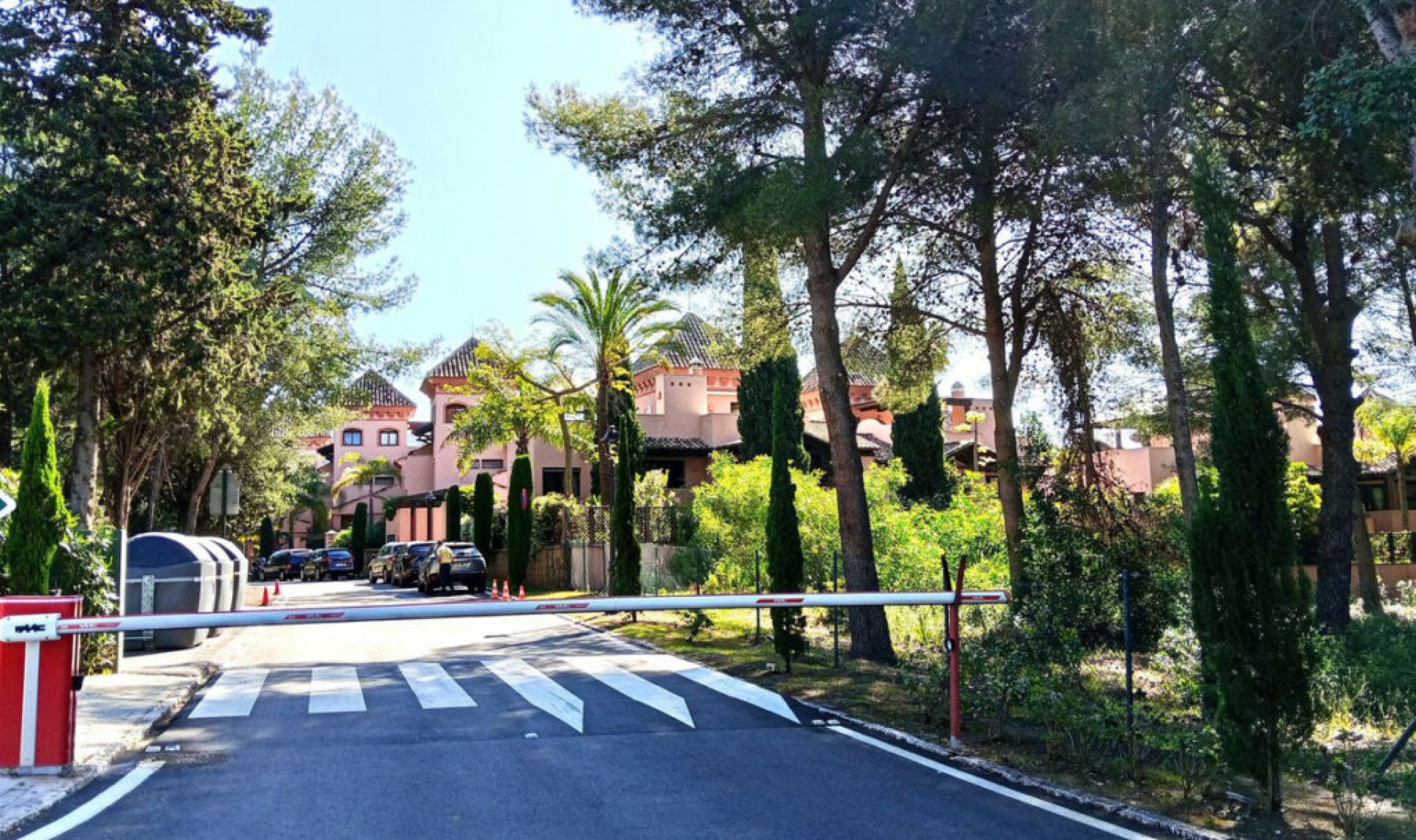 Resale - House -
Marbella