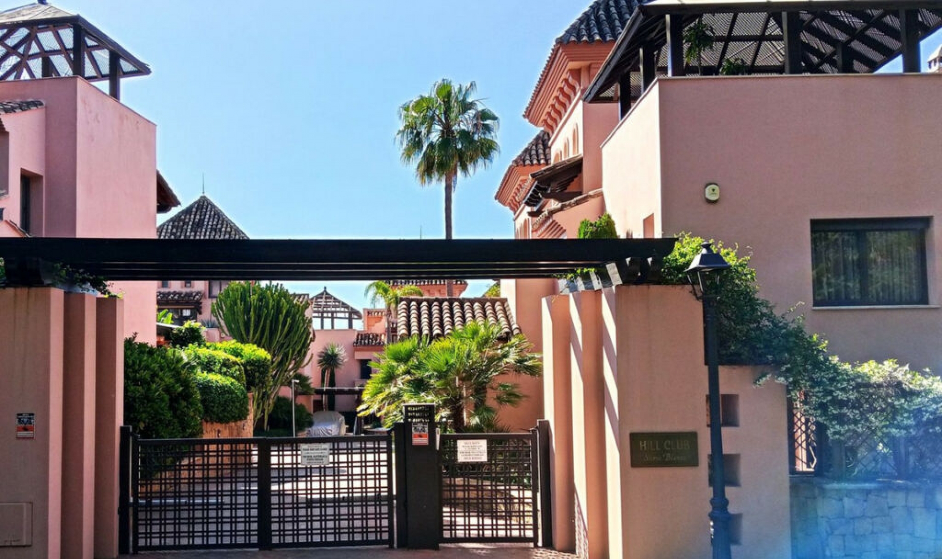 Resale - House -
Marbella