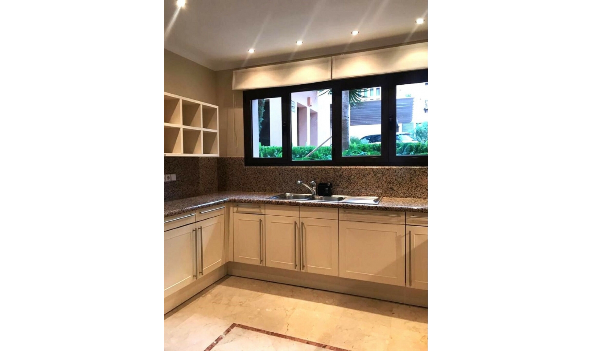 Resale - House -
Marbella