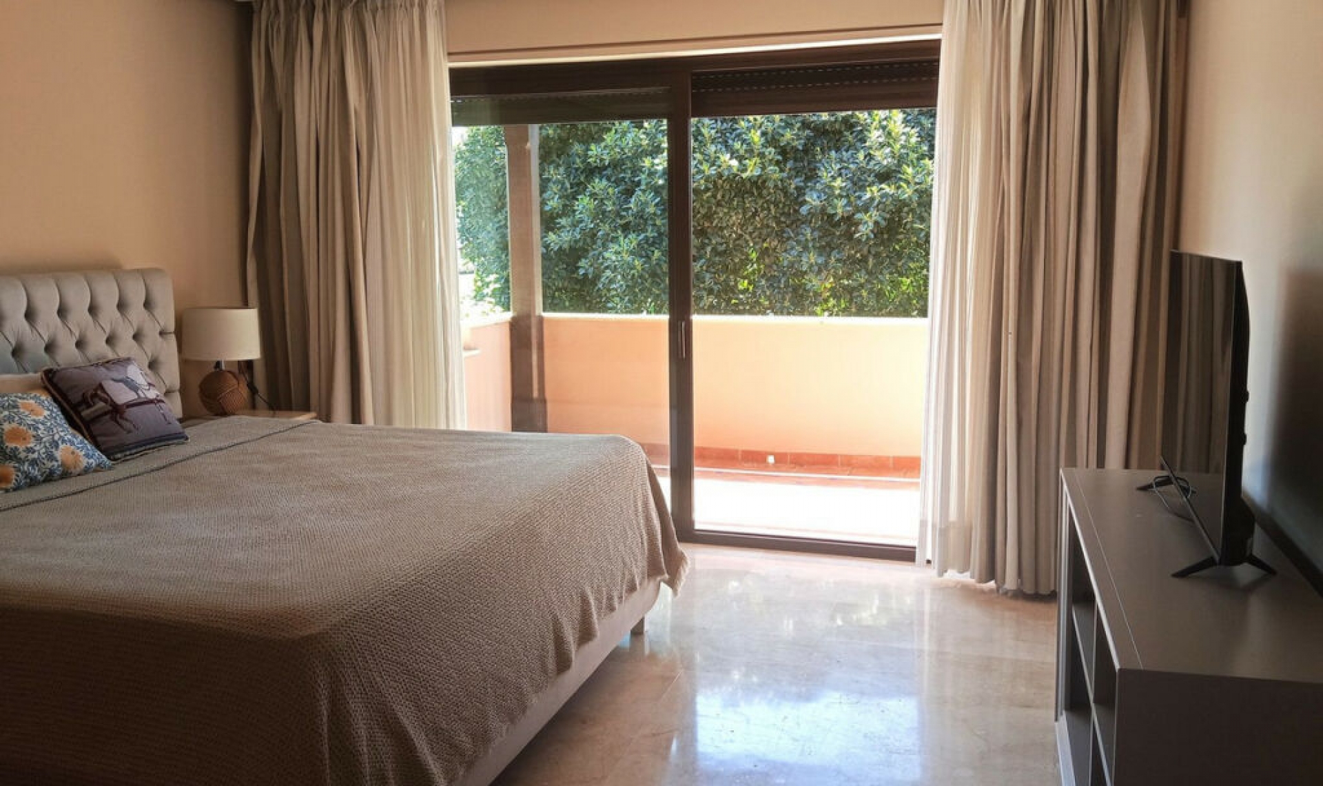 Resale - House -
Marbella