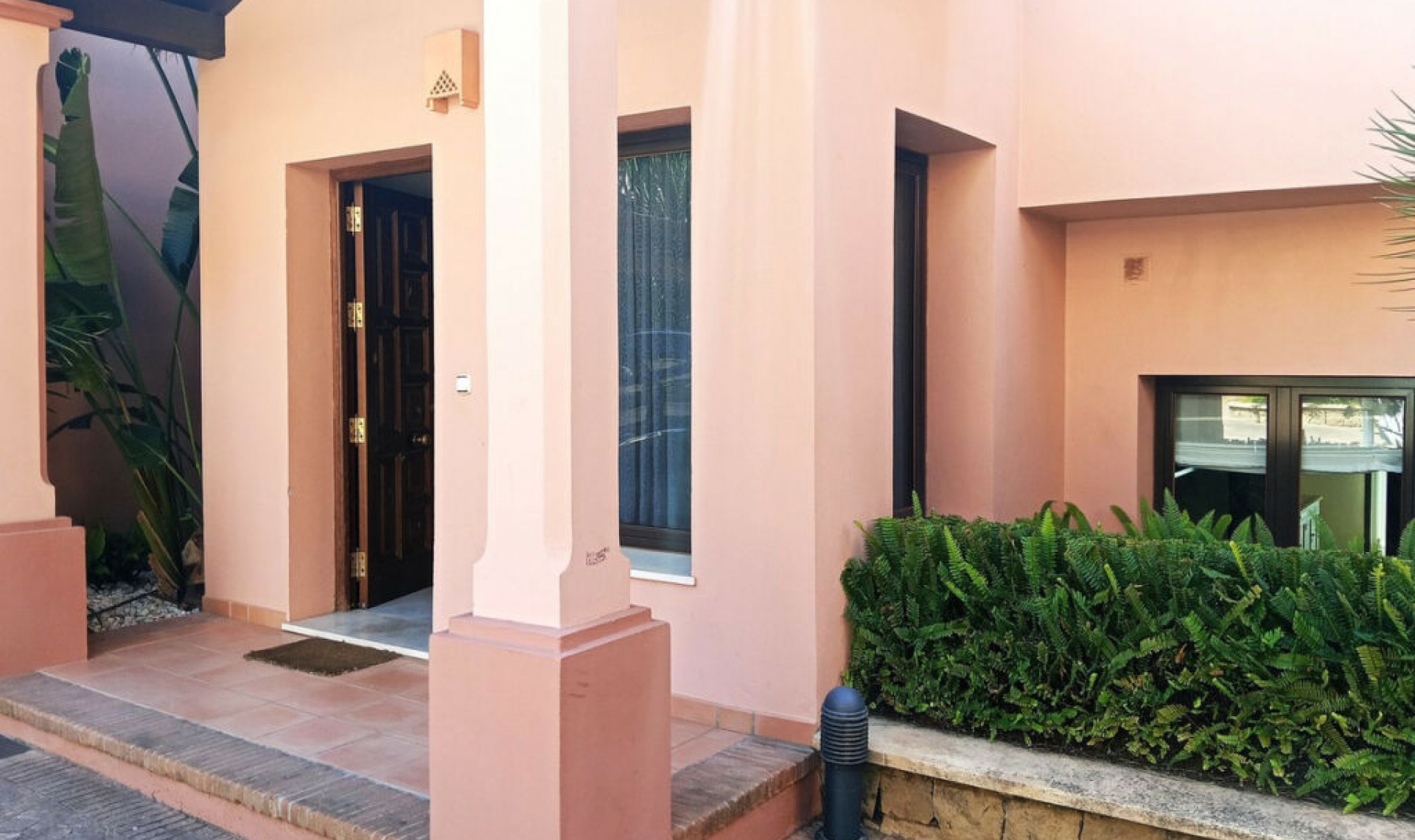 Resale - House -
Marbella
