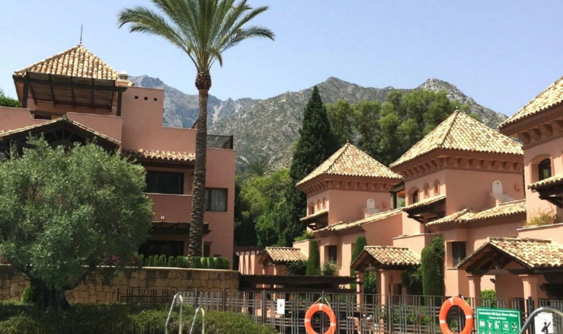 Resale - House -
Marbella