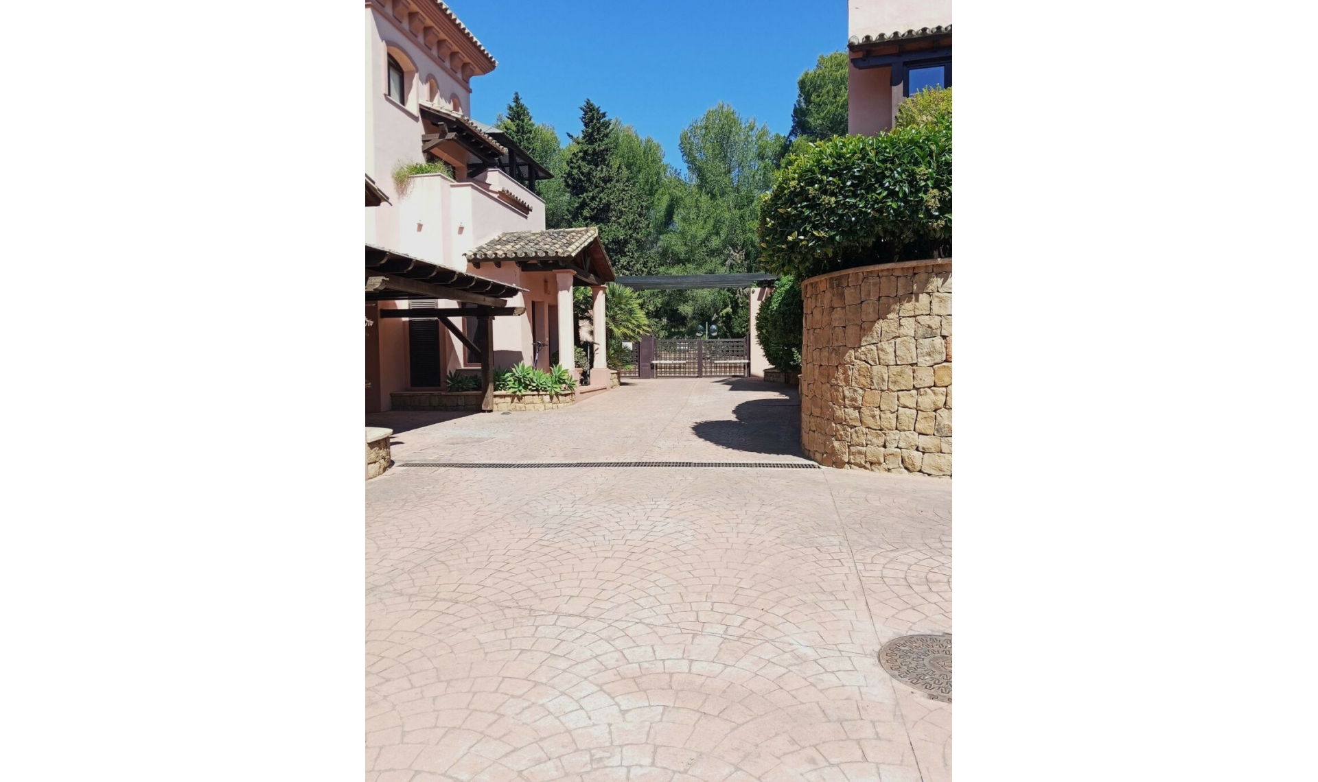 Resale - House -
Marbella