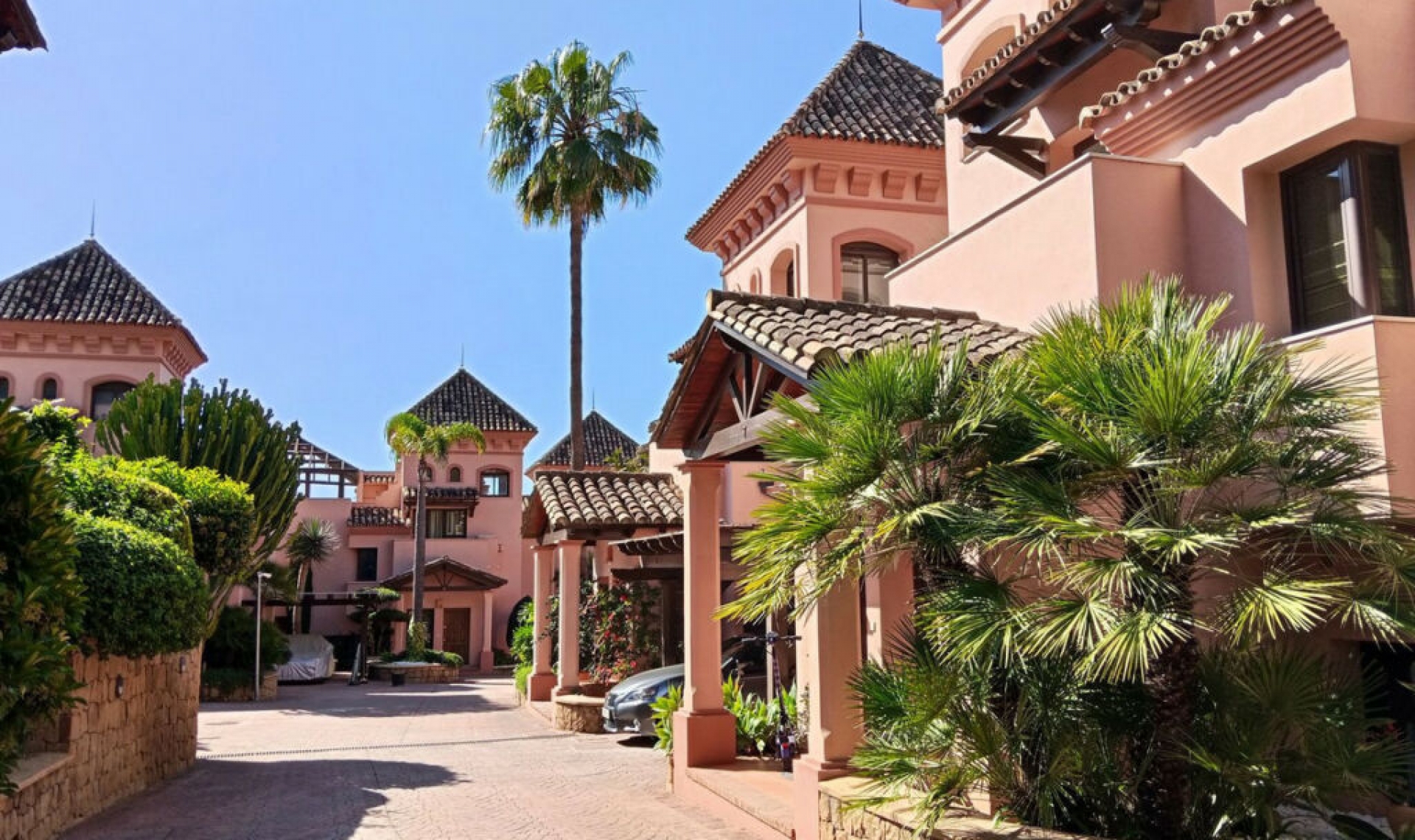 Resale - House -
Marbella