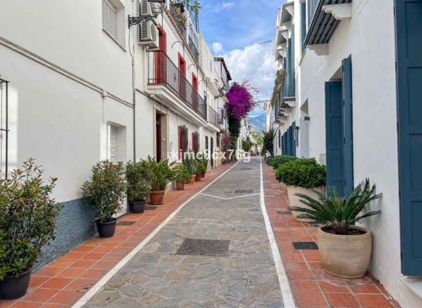 Resale - House -
Marbella