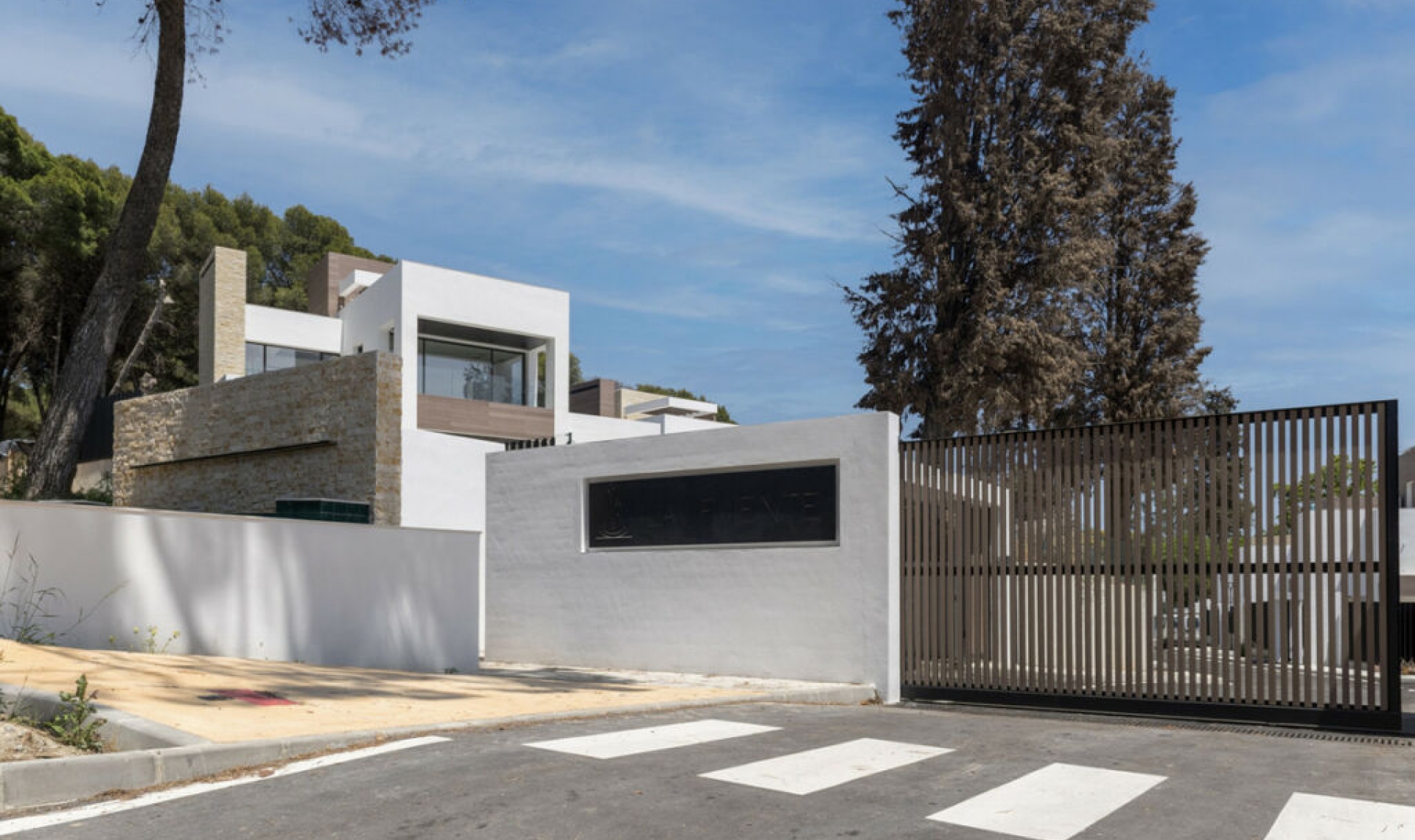 Resale - House -
Marbella