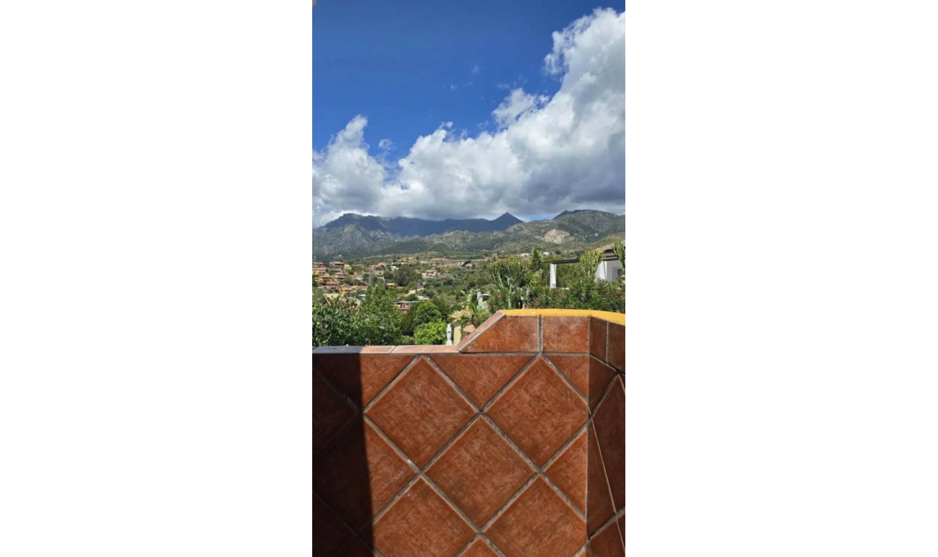 Resale - House -
Marbella