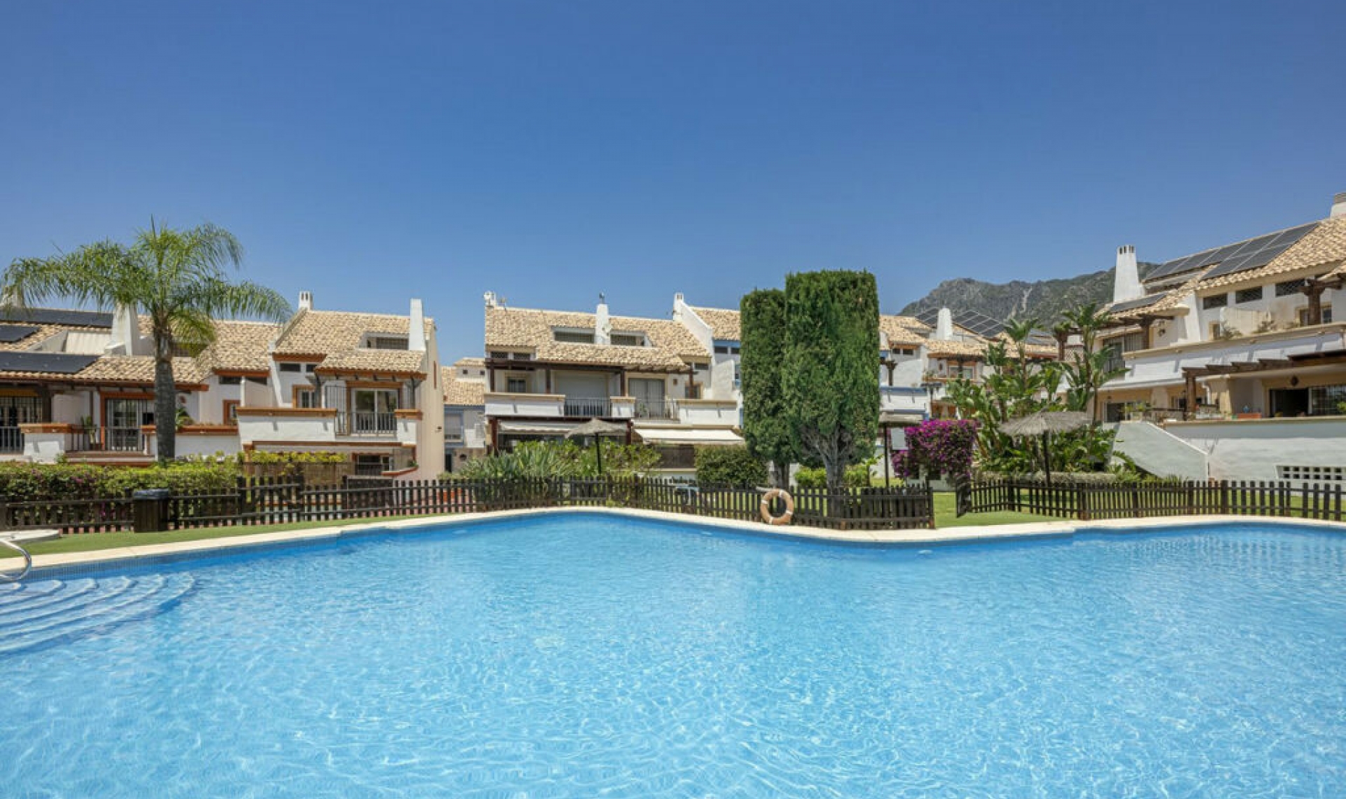 Resale - House -
Marbella