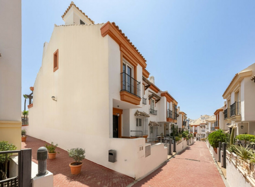 Resale - House -
Marbella