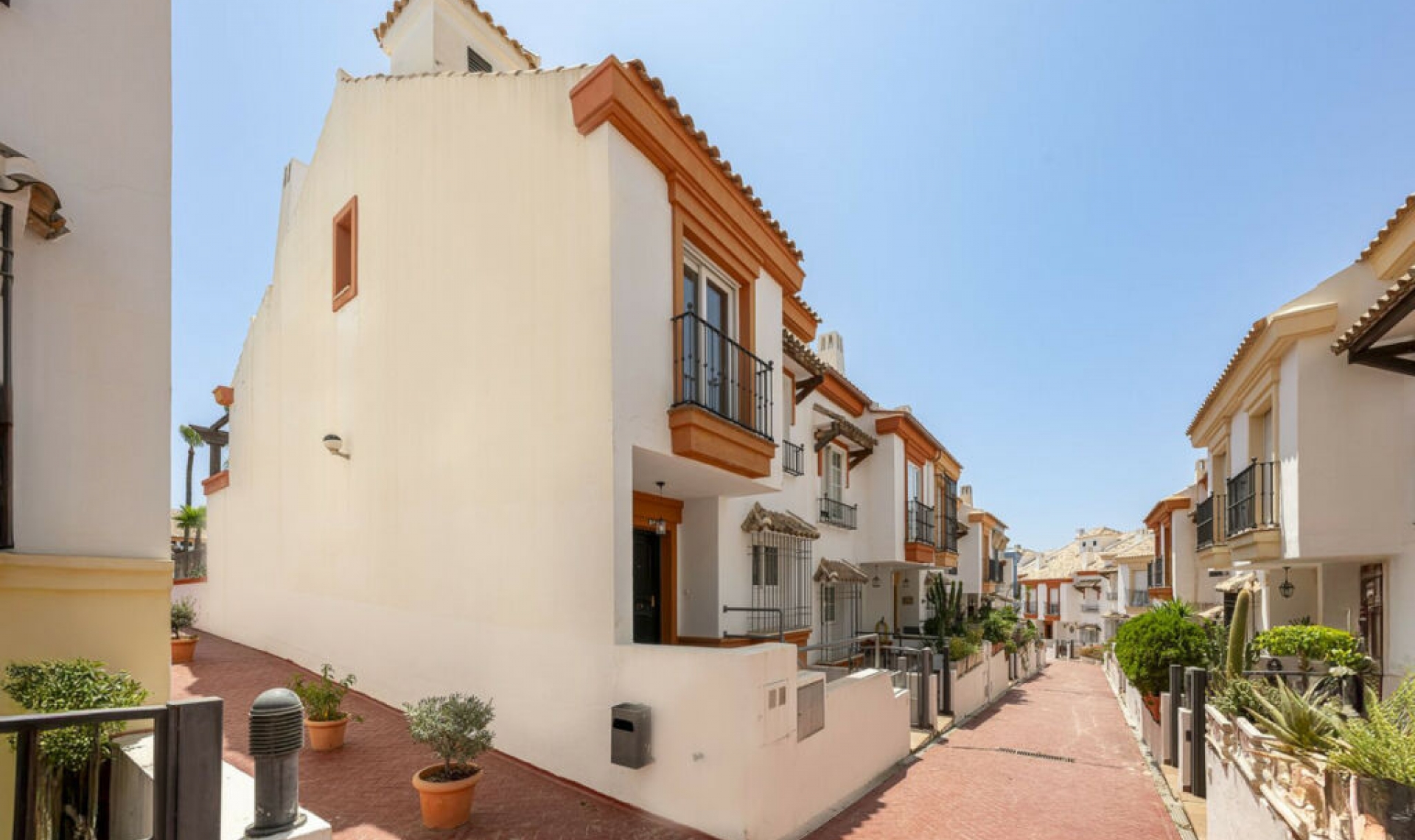 Resale - House -
Marbella